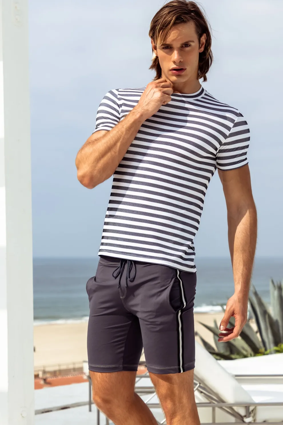 Midlength Athletic Short w. white stripe.
